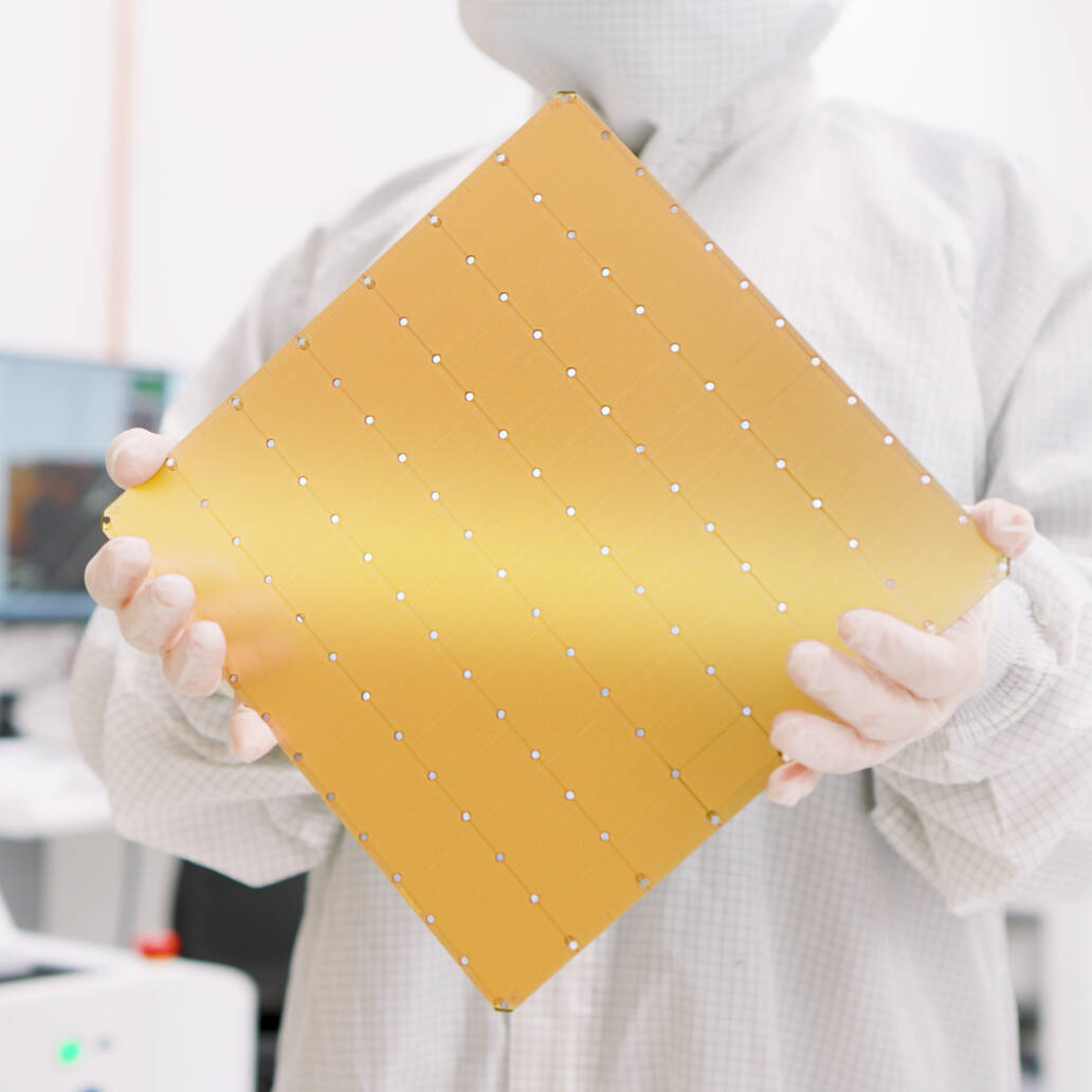 Introducing Cerebras' Revolutionary 5nm Wafer-Scale Chip Featuring 900,000 Cores